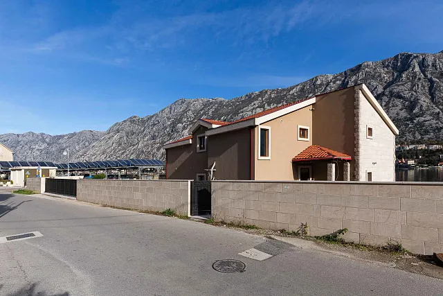 A luxurious three-story villa on the first sea line in  Kotor — photo 66